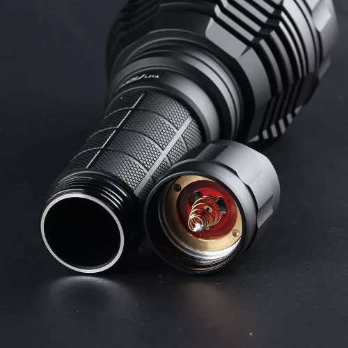 Linterna Convoy L21A con LED F150R, luz cálida, 5000 lúmenes de potencia y un alcance de aproximadamente 1100 m