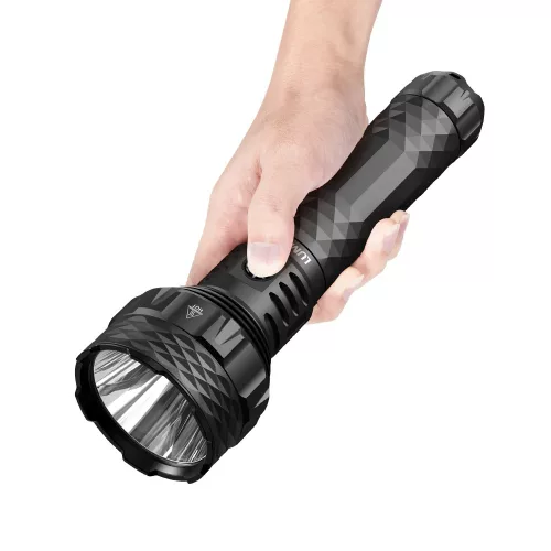 Linterna Lumintop PK90 con 5600 lúmenes y alcance de 1500 m