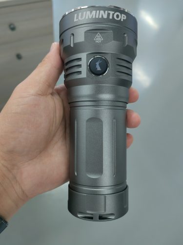 Linterna Lumintop GT4695 con 15.000 lúmenes, alcance de 800 metros y batería de 32.000 mAh
