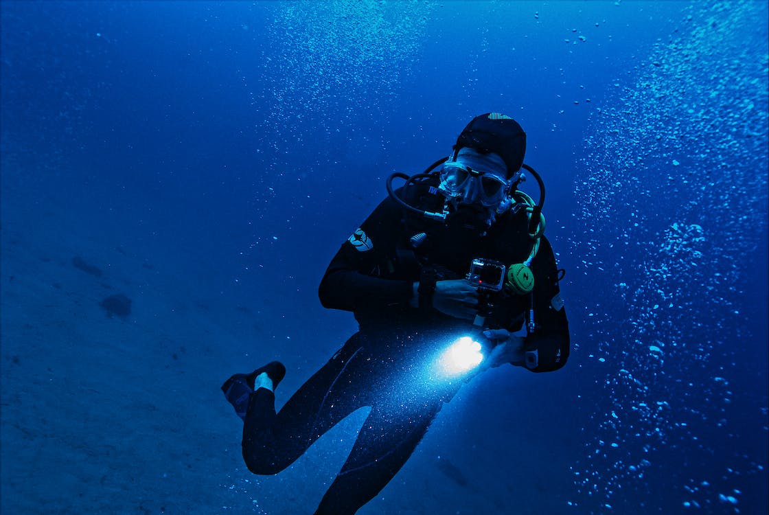 ¿Cómo elegir linterna de buceo?